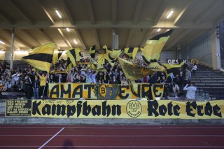 Die Ultras von die Amateure in Aktion