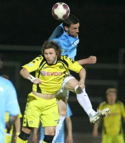 Sebastian Tyrala im Kopfball-Duell