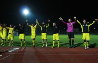 Nach Spielende feierte die Mannschaft mit den Fans