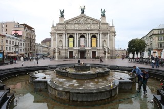 Opernplatz in der historischen Altstadt zu Lviv