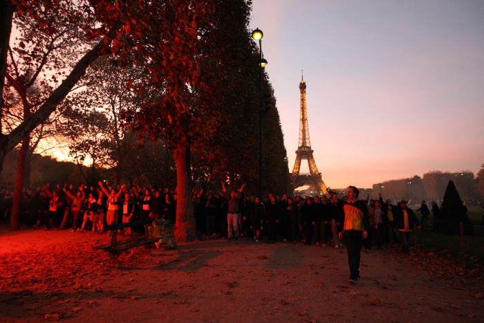 The march of the black´n´yellow army starts at the Eiffel tower