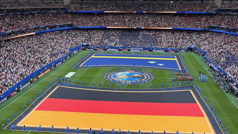 Auf dem Rasen liegen vor Spielbeginn die Flaggen von Deutschland und Curacao